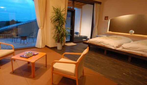 【露天風呂付スイートルーム　302号室】広いテラスと露天風呂のついた特別なお部屋です。