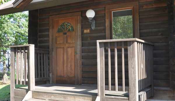 *【ログ棟】客室一例/重厚感のある木の扉を開け、森に来た気分でお寛ぎ下さい。