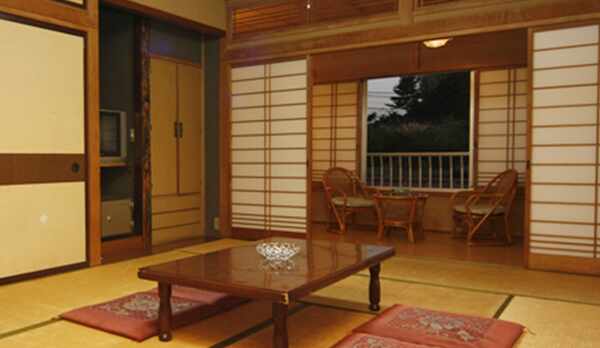 *客室一例／心が落ち着く、純和風の素朴なお部屋。足を伸ばしておくつろぎください。