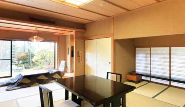 【「雅」の間】御庭を臨む広縁やお茶室を備えたお部屋です。