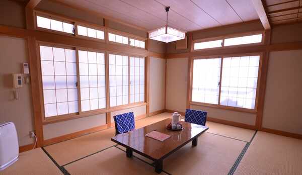 *【お部屋一例】豪華さはございませんが、広々の和室でお寛ぎください