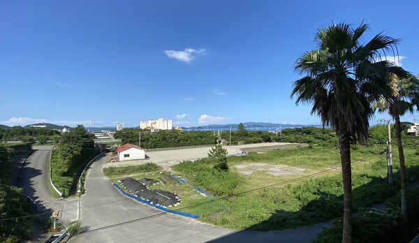 *【お部屋からの景色】海に近いのどかな景色が広がります（3Fデラックスダブルから）