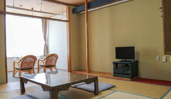 *【和室10畳一例】窓の外は四季の移ろいを感じる癒しの風景が広がります