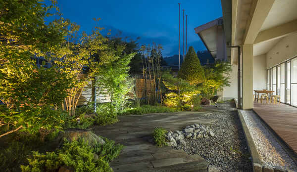 庭園のライトアップ