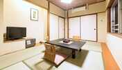 【和室8畳／バス・トイレ付き】落ち着いた雰囲気の和室です。