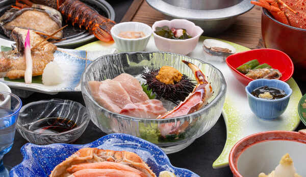 *【夕食例（潮の膳）】お造りには本マグロのトロやウニを使用（季節によって変更することがあります）