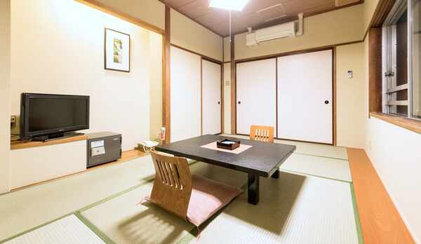 【和室8畳／バス・トイレ付き】落ち着いた雰囲気の和室です。