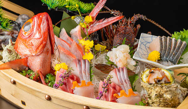 【ご夕食お料理一例＜舟盛り＞】季節の鮮魚盛り込み