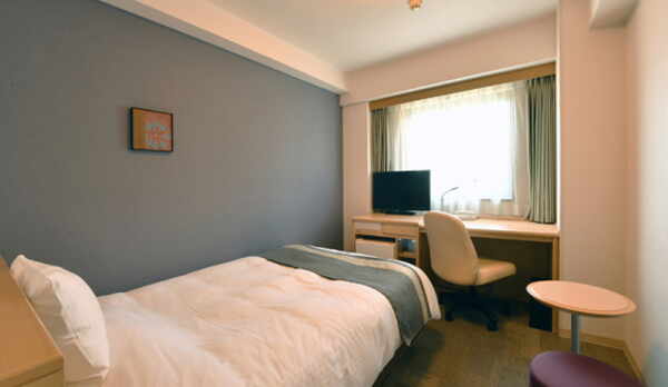 1〜2名様でご利用頂けます。シモンズ社製ベッドでゆったりとお寛ぎ下さい♪