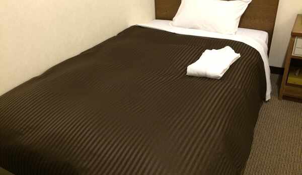 シングルルームです。 落ち着いたブラウン色の布団で心地よい眠りを！