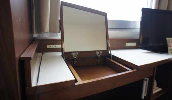 デスクにも鏡台にもなる便利なファニチャー