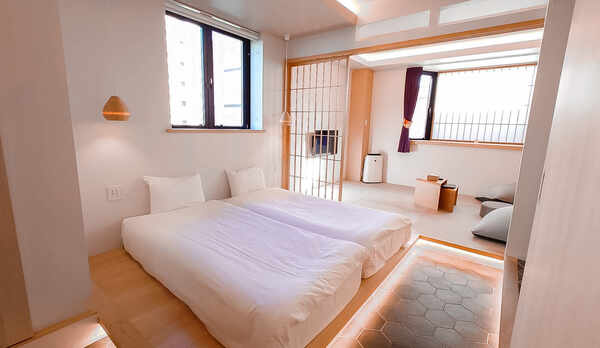 スーペリアツイン。３室限定。３６㎡。女優ミラー＆洗面ボウル２台。布団敷くと５人まで宿泊OK