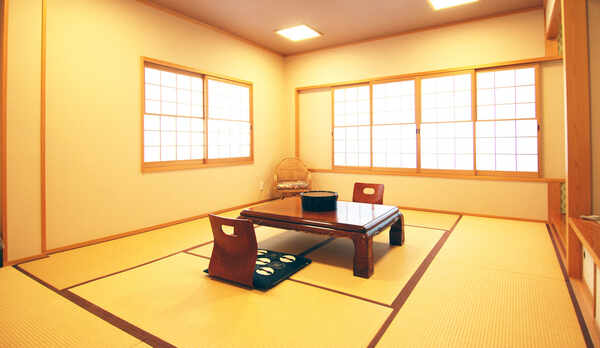 *【和室10畳】里山の風景が広がるゆったりとした和室。