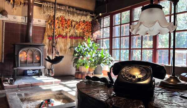 囲炉裏の間には、懐かしいアンティークがたくさん