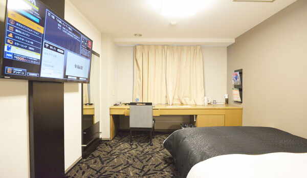 【シングルルーム：15.9㎡】セミダブルベッド（幅120cm）1台のお部屋です。