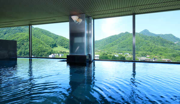 【星天】＜新館16階＞ホテル最上階の展望浴場で、眼前に広がる雄大な景色をお愉しみください。