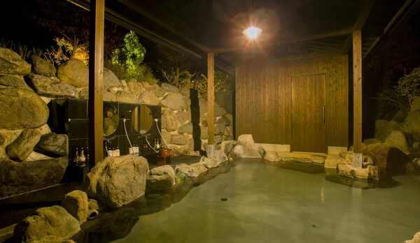 貸切露天岩風呂。宿泊中は24時間いつでもご入浴できます。