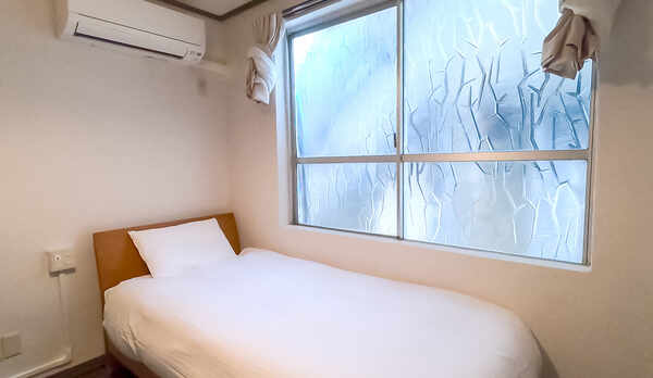 ・シングルルーム：窓が大きく、明るく開放的なお部屋です