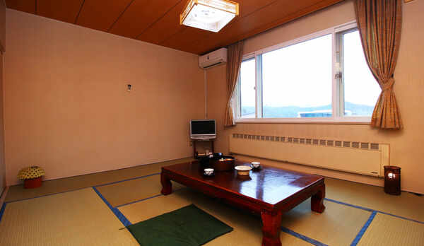 ■客室＿窓の外には豊かな自然の景色が広がります。