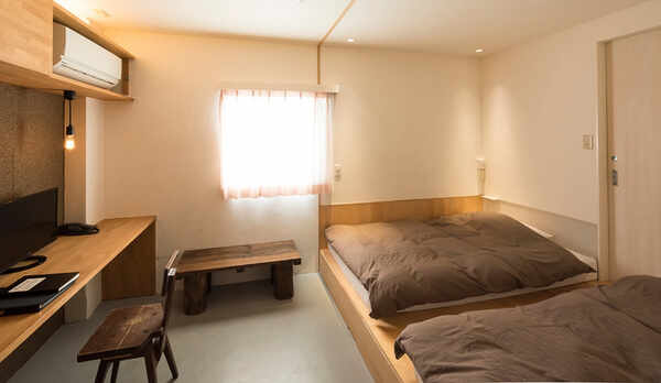 デザイナーズルーム【Bahn】ワイドなテーブルはテレワークなどにもお使いいただけます。