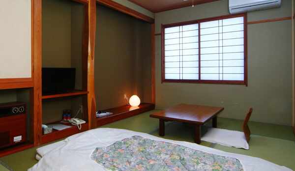 ★【客室】8畳和室。和室ならではの落ち着いた雰囲気で、ご家族でもご利用いただけます