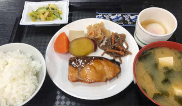 ・朝食は日替わりふっくら焼き魚の和定食