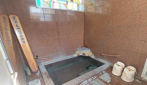 内風呂「地の恵み風呂」は赤御影石をふんだんに使った洋風風呂です