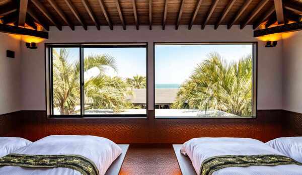 目の前に広がるリゾートガーデンと海