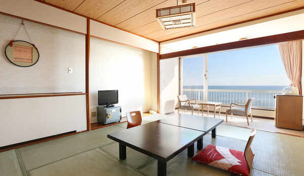 和室（１２＋４．５畳）。二間続きでゆったりお過ごしいただけます