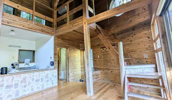 コテージ1階〜2階への階段