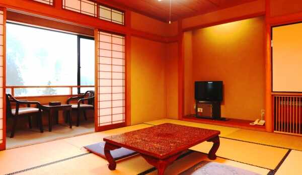 【客室】新館10畳。脚を伸ばして寛いで、お風呂上りにはゴロリ。