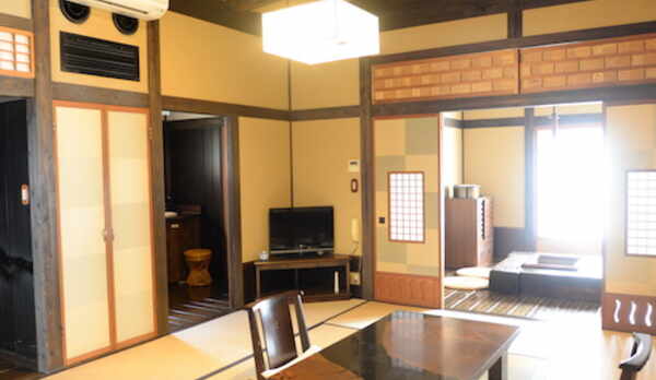 【客室／スタンダード】和室10畳＋囲炉裏の間の２間続きです。内湯と露天風呂も備わります／例