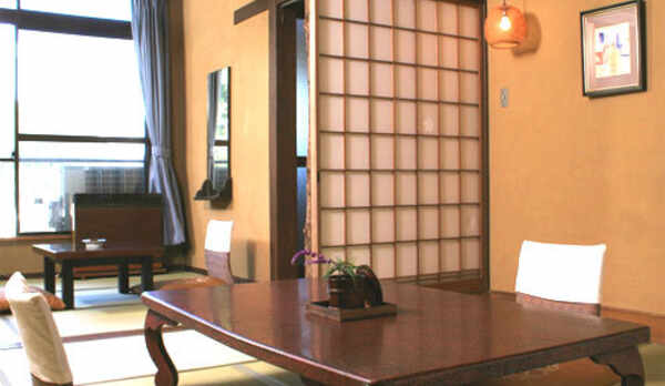 *客室一例／窓の外には田舎ならではののどかな山々の風景が広がっています。