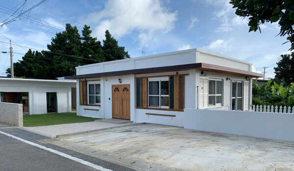 ・アカショウビン棟の外観と共用駐車場（各棟1台無料）