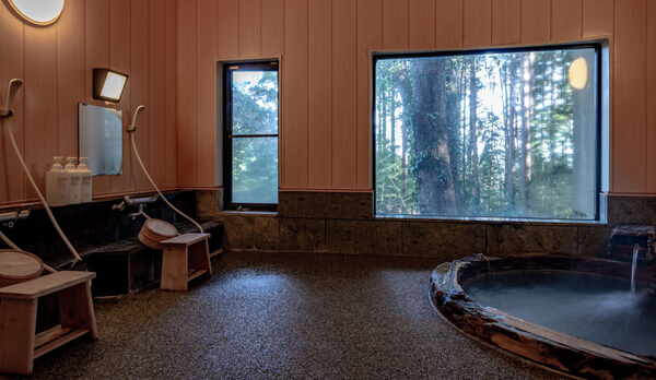 【本館：貸切風呂】無料・予約不要。清々しい森をお愉しみ下さい。