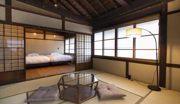 当時のままの重厚な梁に目を奪われる、高い天井が魅力に開放的なお部屋