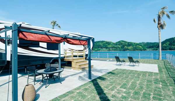 【トレーラー／外観】眼前に広がる海を眺めながらリゾート気分をお楽しみいただけます。