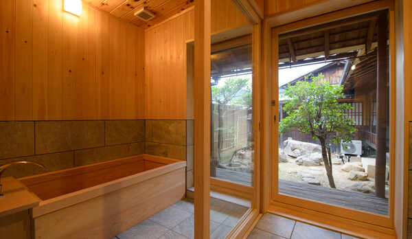 主屋 残月 風呂と庭