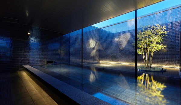 ・男性大浴場【夜】幻想的な水景で心も体もリフレッシュ。