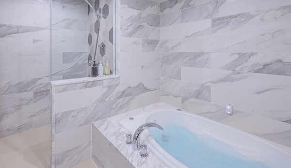 【インフィニティ　スイートルーム／バスルーム】 ゆったりとしたバスタイムをお楽しみください。