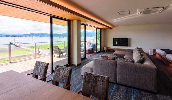 客室内のダイニングエリア