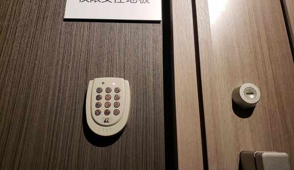 電子ロックセキュリティキーによる入退出となります。オートロックになりますのでご注意ください