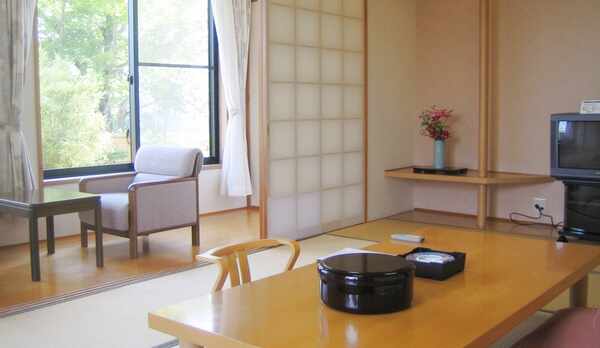 *【和室10畳一例】畳のお部屋でゆっくりお寛ぎください。