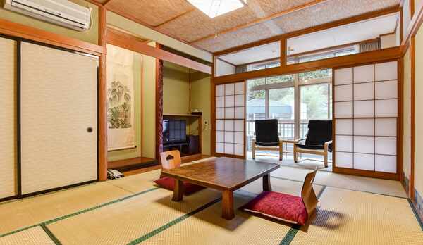 *東館和室/窓を開ければ山の自然や鳥のさえずりが迎えてくれます。