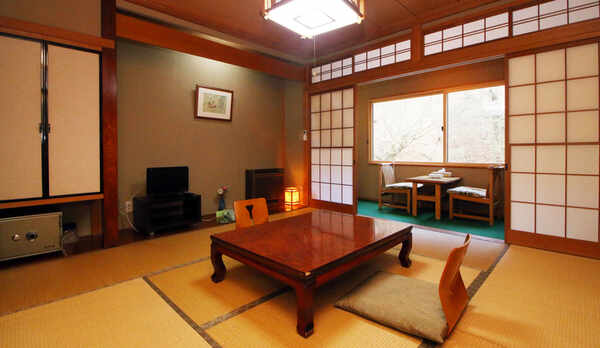 #和室8畳　四季の彩りを感じる和室（トイレ付）