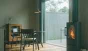 ［特別棟 湖邸］自然光に包まれながら、薪ストーブのじんわりと伝わる温かさ。［風ユ 一例］