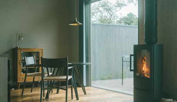 ［特別棟 湖邸］自然光に包まれながら、薪ストーブのじんわりと伝わる温かさ。［風ユ 一例］