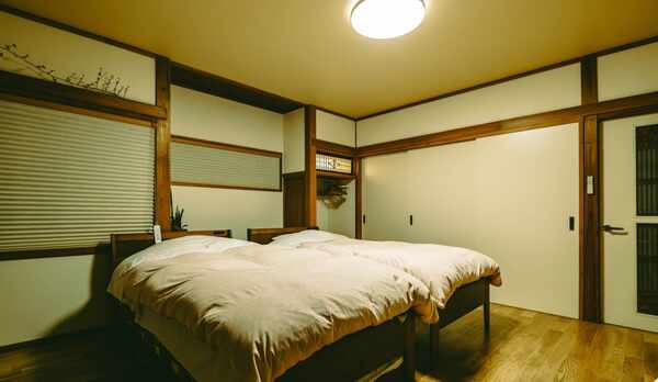 【 10畳間客室 】明るさ調整が可能な照明