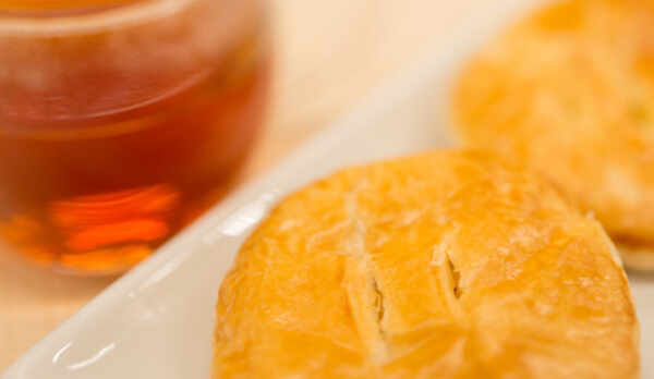 *大潟村特産のかぼちゃ餡をバターたっぷりのパイ生地で包み込み、甘さ控えめな手づくりパイです。