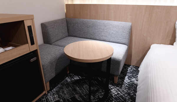 ソファーとテーブル（ツインルーム）